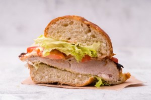 به طعم ساندویچ نیم باگت ژامبون گوشت