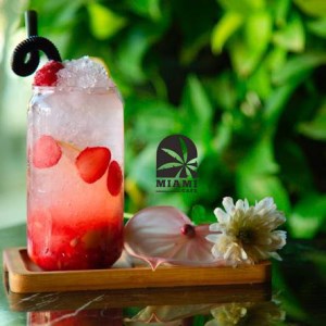 نوشیدنی لیموناد توت فرنگی