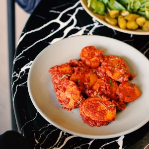 خوراک کوکتل با سس گوجه